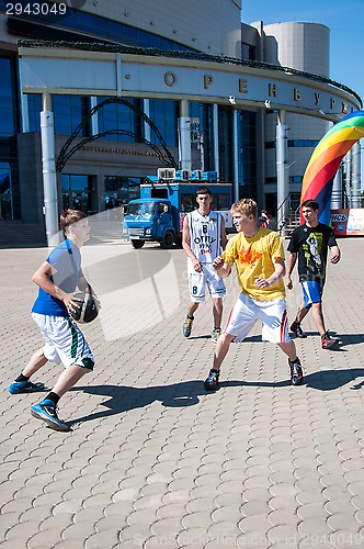 Image of Teenagers play basketball
