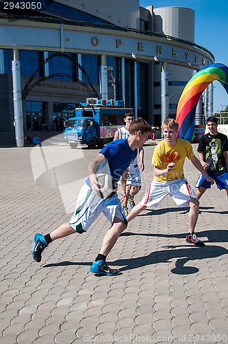 Image of Teenagers play basketball