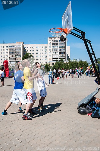 Image of Teenagers play basketball