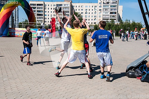 Image of Teenagers play basketball