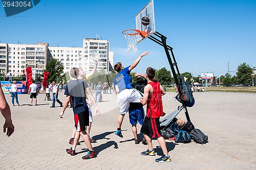 Image of Teenagers play basketball