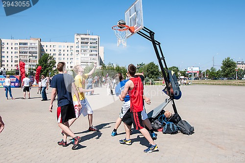 Image of Teenagers play basketball