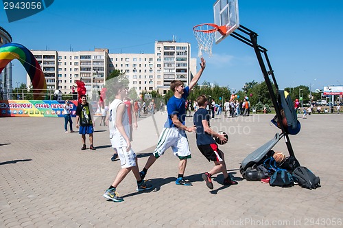 Image of Teenagers play basketball