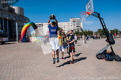 Image of Teenagers play basketball