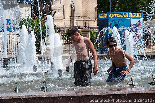 Image of Children bathe in the fountain