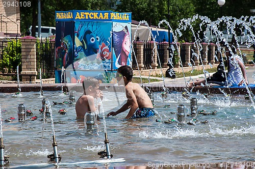 Image of Children bathe in the fountain