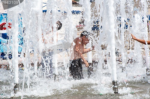 Image of Children bathe in the fountain