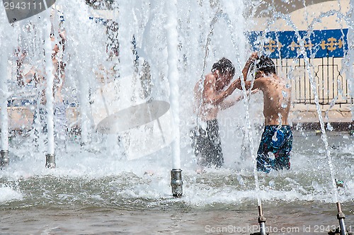 Image of Children bathe in the fountain