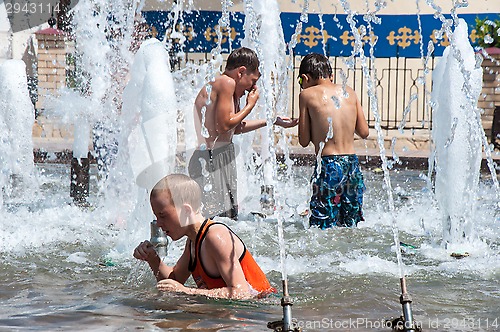 Image of Children bathe in the fountain