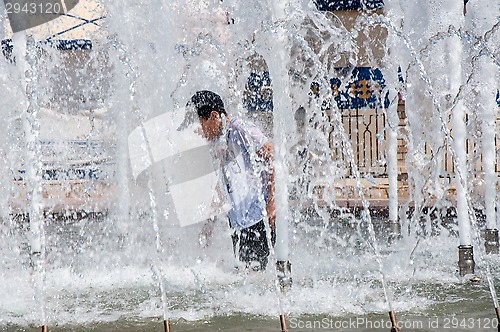 Image of Children bathe in the fountain