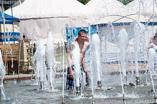 Image of Children bathe in the fountain