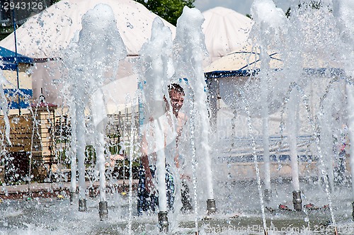 Image of Children bathe in the fountain