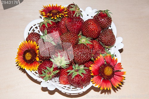 Image of Strawberry and flower.