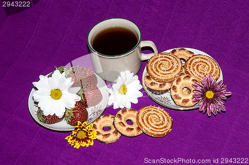 Image of Coffee Cup cookies and strawberries