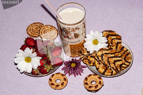 Image of Strawberries milkshake and cookies