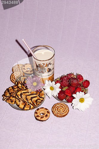 Image of Strawberries milkshake and cookies