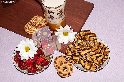 Image of Strawberries milkshake and cookies