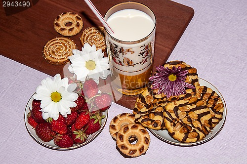 Image of Strawberries milkshake and cookies