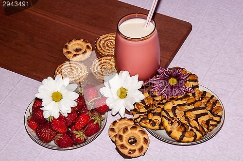 Image of Strawberries milkshake and cookies