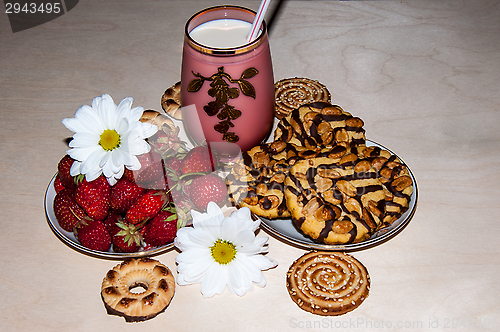 Image of Strawberries milkshake and cookies