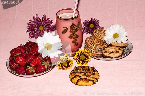 Image of Strawberries milkshake and cookies,