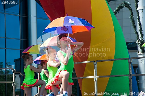 Image of The girls performed a dance with umbrellas