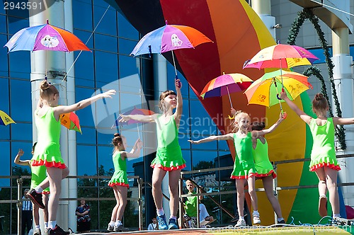 Image of The girls performed a dance with umbrellas