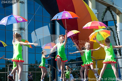 Image of The girls performed a dance with umbrellas