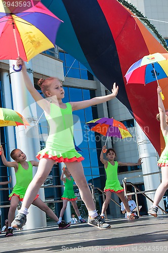 Image of The girls performed a dance with umbrellas