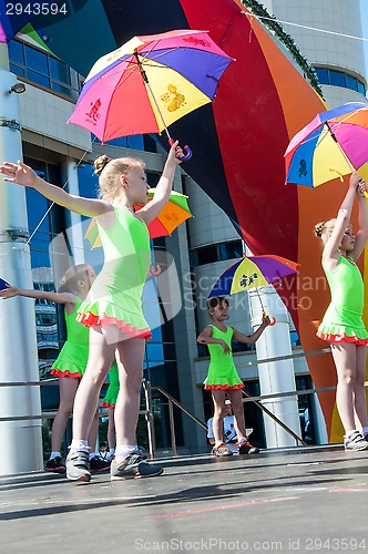 Image of The girls performed a dance with umbrellas