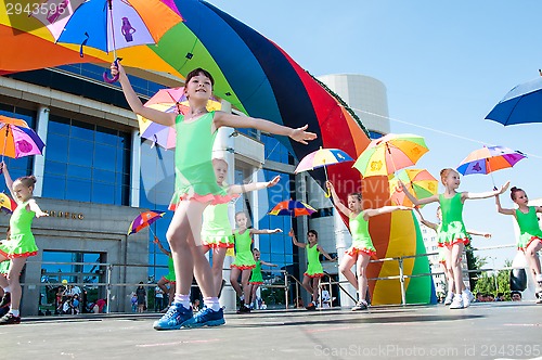 Image of The girls performed a dance with umbrellas