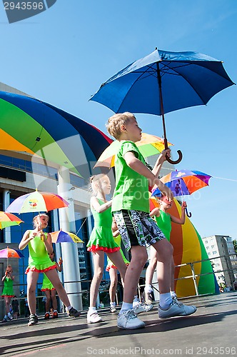 Image of The girls performed a dance with umbrellas