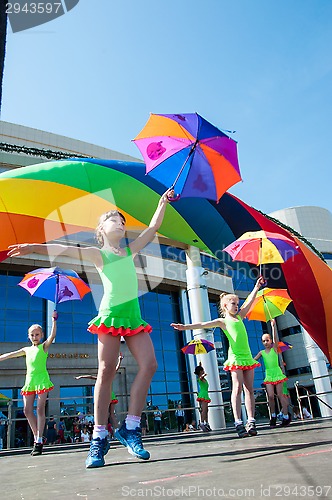 Image of The girls performed a dance with umbrellas