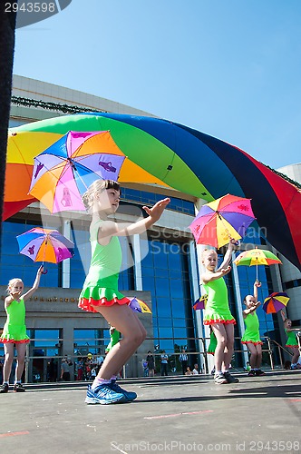 Image of The girls performed a dance with umbrellas