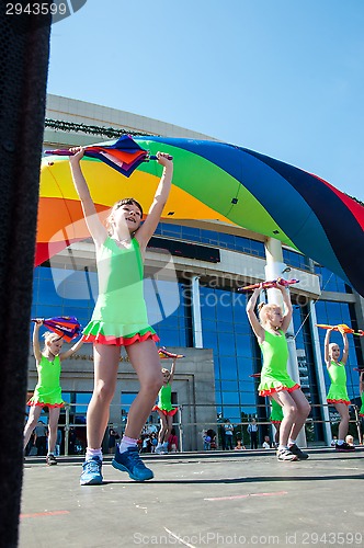 Image of The girls performed a dance with umbrellas