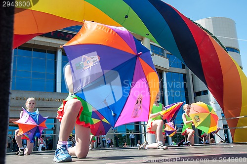 Image of The girls performed a dance with umbrellas