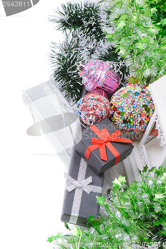 Image of Elevated view on christmas present gifts, tinsel