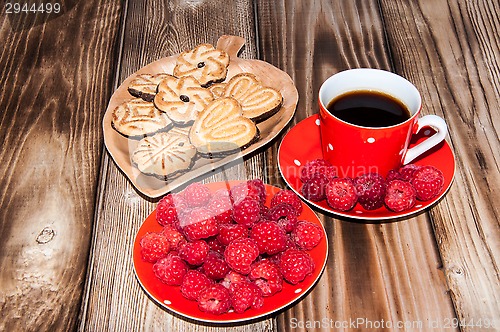 Image of Ripe raspberry coffee cup and cookies 