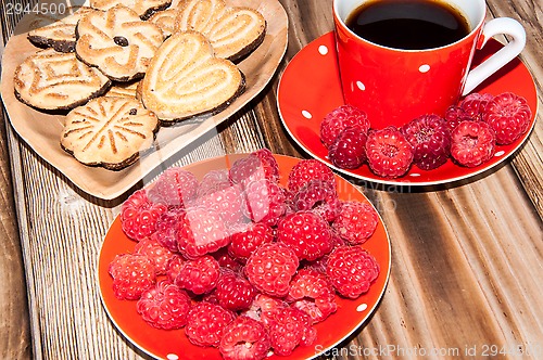 Image of Ripe raspberry coffee cup and cookies 