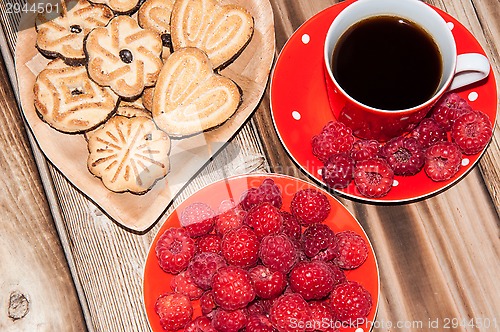 Image of Ripe raspberry coffee cup and cookies 