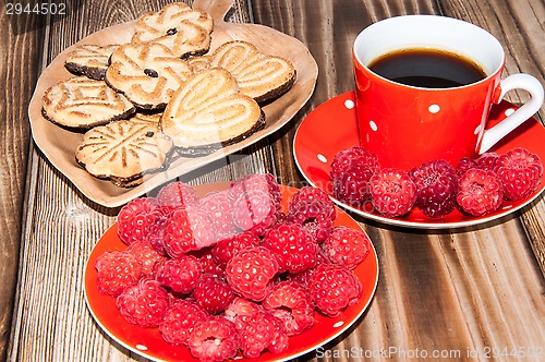 Image of Ripe raspberry coffee cup and cookies 