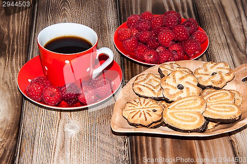 Image of Ripe raspberry coffee cup and cookies 