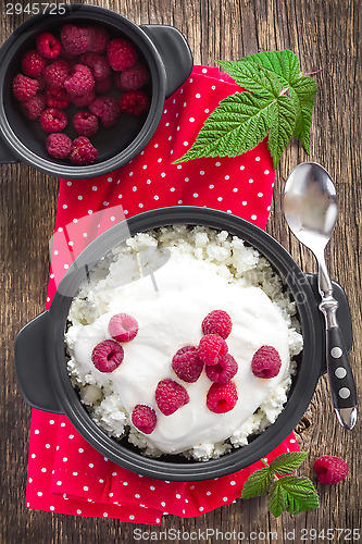 Image of Cheese cottage with strawberry