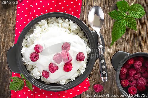 Image of Cheese cottage with strawberry