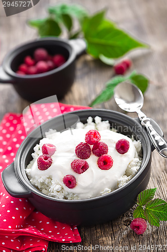 Image of Cheese cottage with strawberry