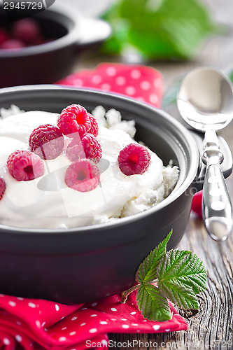 Image of Cheese cottage with strawberry