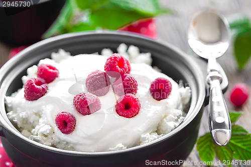 Image of Cheese cottage with strawberry