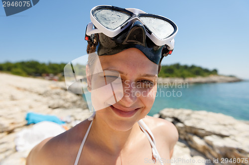 Image of Scuba diver woman can't see because of the sun