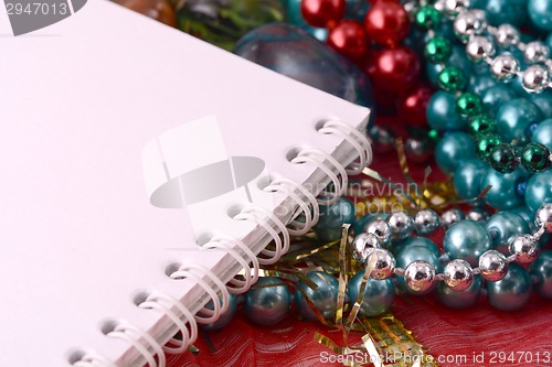 Image of paper note with abstract pearls