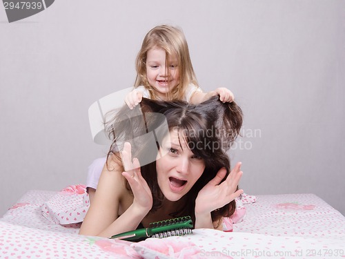 Image of My daughter pulls her hair mom